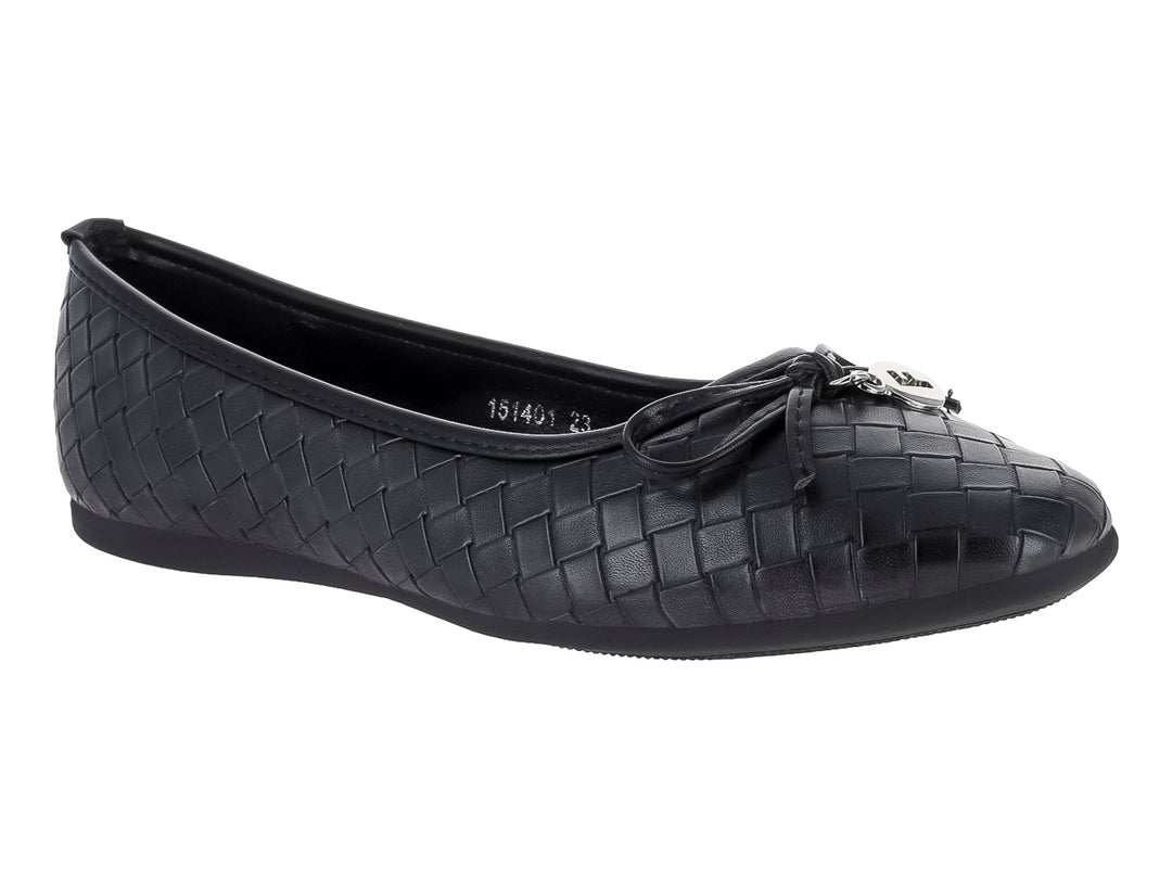 Zapato plano color negro para mujer con acabado trenzado y detalle de moño en la parte frontal.