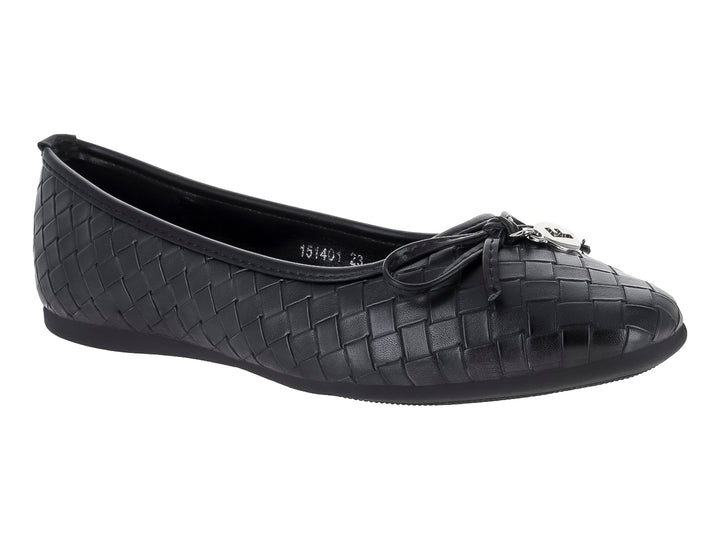 Zapato plano color negro para mujer con acabado trenzado y detalle de moño en la parte frontal.