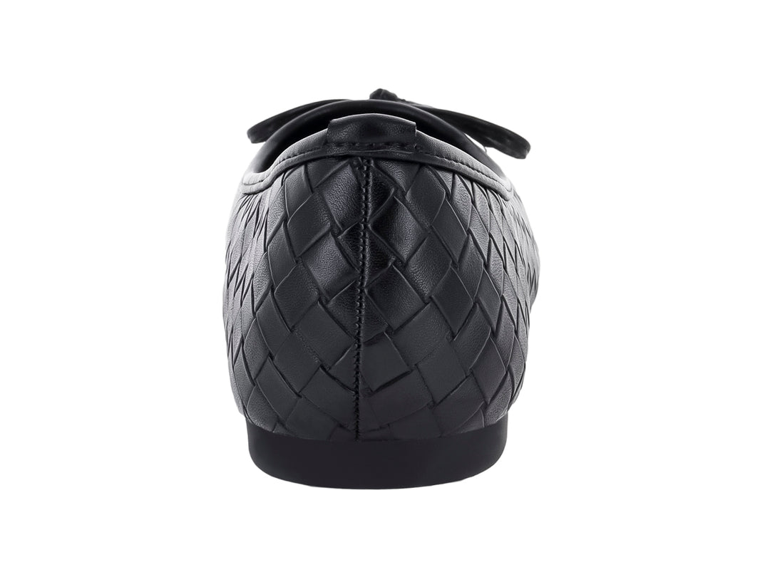 Zapato plano color negro para mujer con acabado trenzado y detalle de moño en la parte frontal.