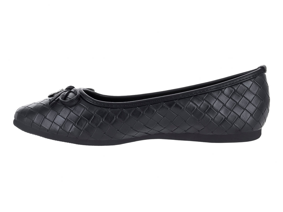 Zapato plano color negro para mujer con acabado trenzado y detalle de moño en la parte frontal.