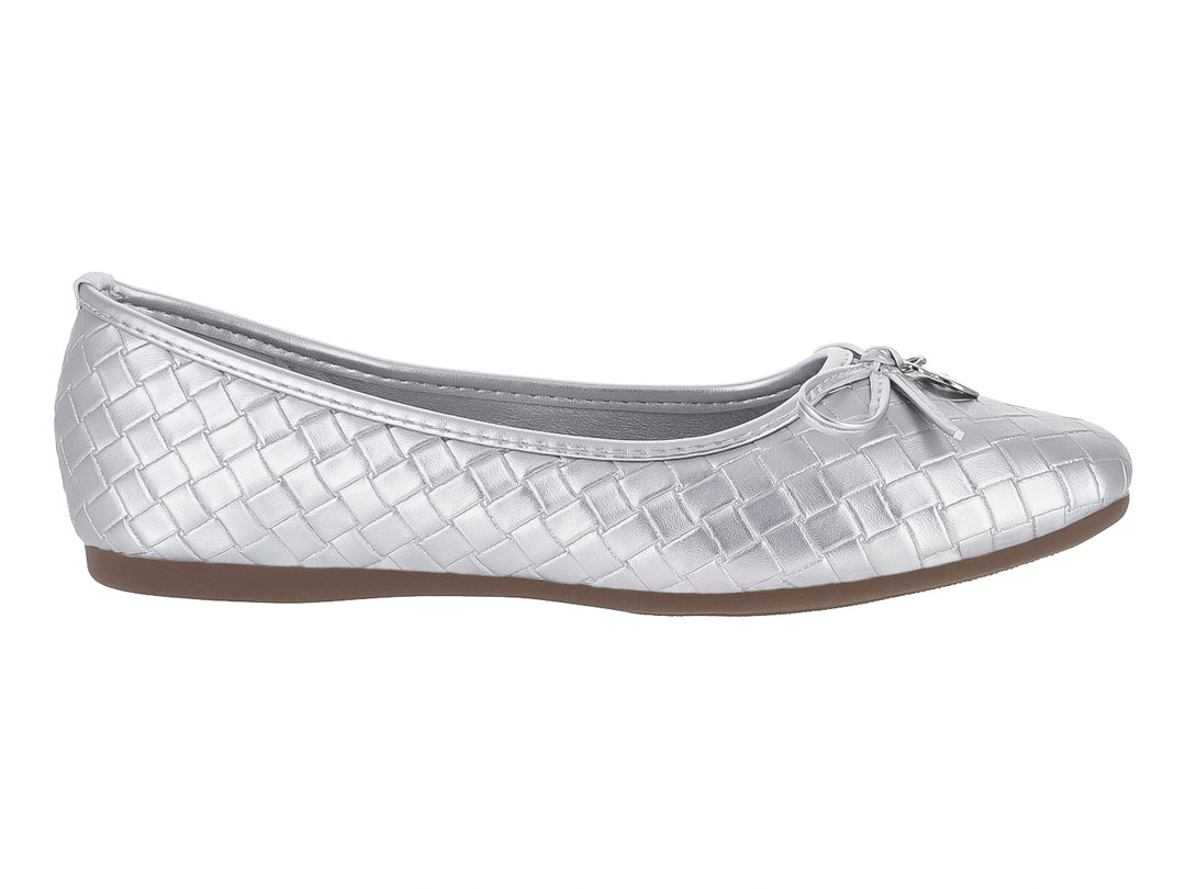 Zapato plano color plata con textura tejida y un pequeño moño decorativo en la punta.