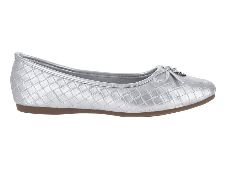 Zapato plano color plata con textura tejida y un pequeño moño decorativo en la punta.