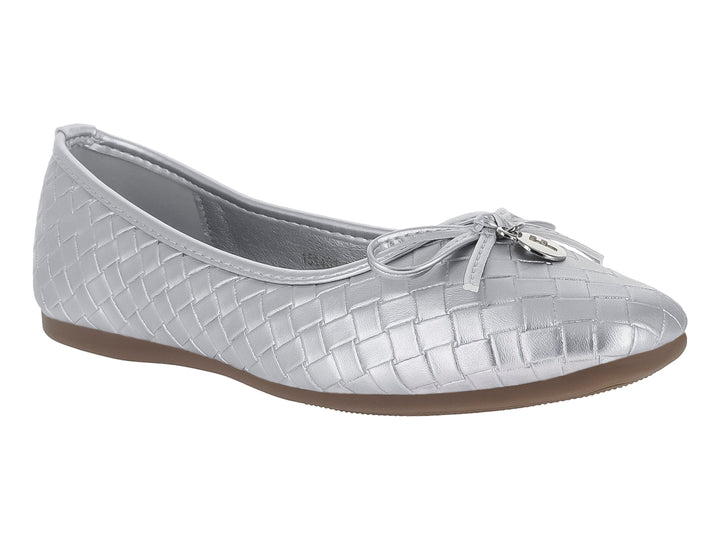 Zapato plano color plata con textura tejida y un pequeño moño decorativo en la punta.