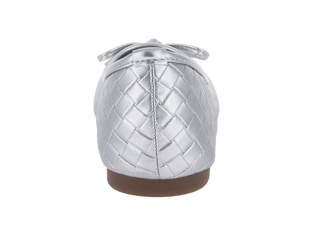 Zapato plano color plata con textura tejida y un pequeño moño decorativo en la punta.