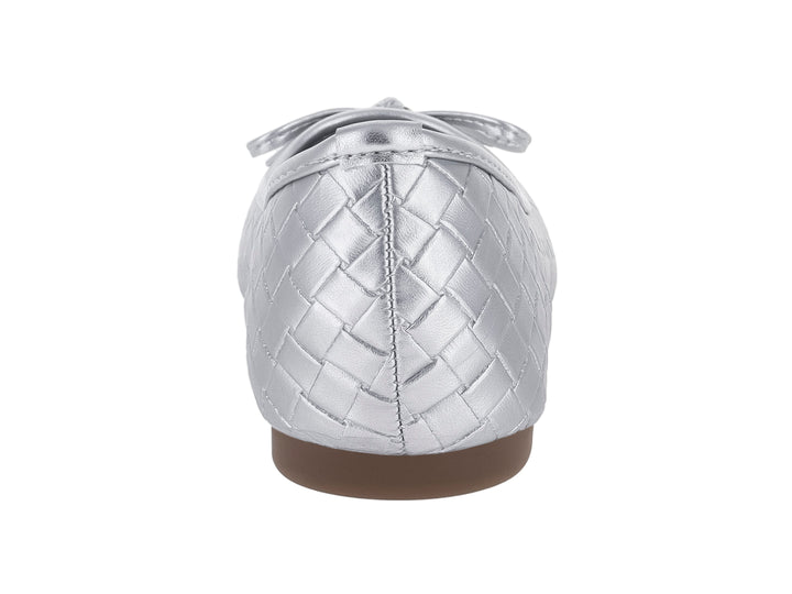 Zapato plano color plata con textura tejida y un pequeño moño decorativo en la punta.