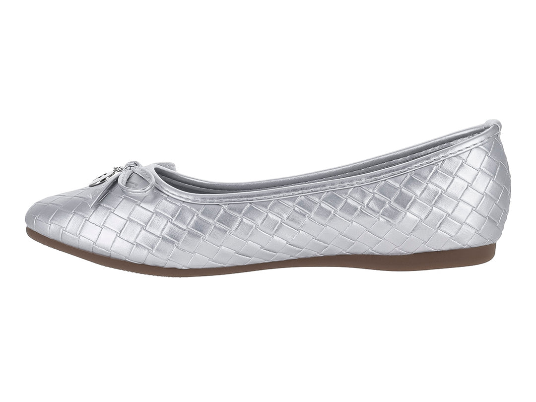 Zapato plano color plata con textura tejida y un pequeño moño decorativo en la punta.