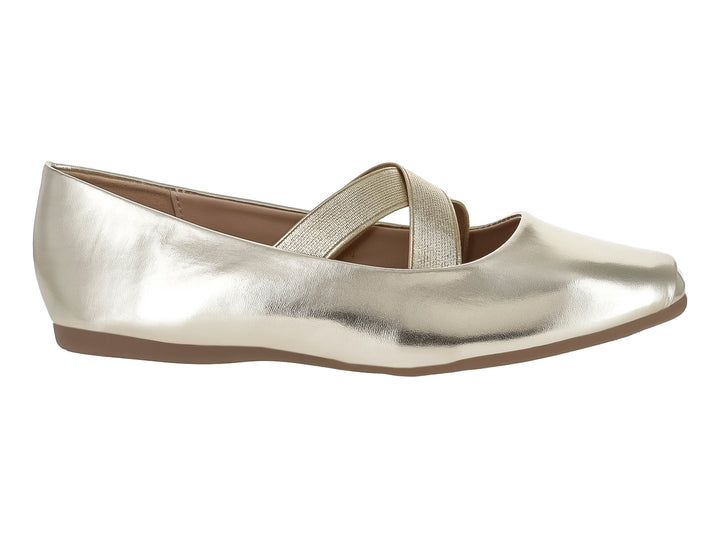Zapato plano color oro con diseño de tiras cruzadas en el empeine.