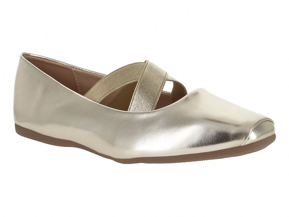 Zapato plano color oro con diseño de tiras cruzadas en el empeine.