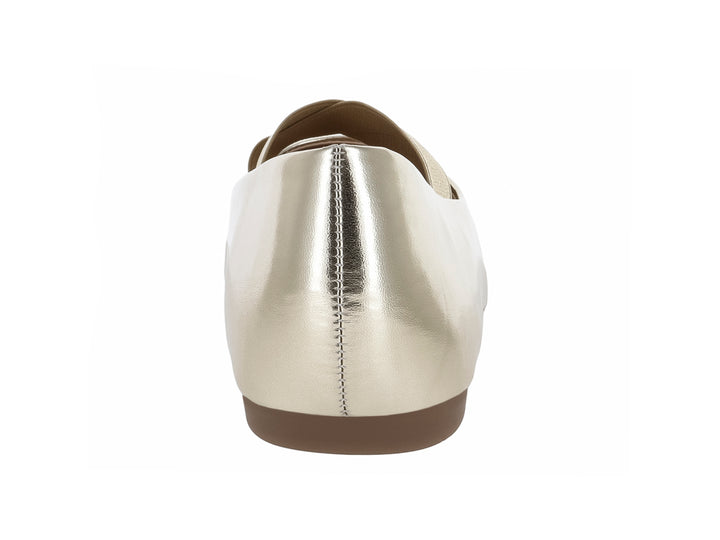 Zapato plano color oro con diseño de tiras cruzadas en el empeine.