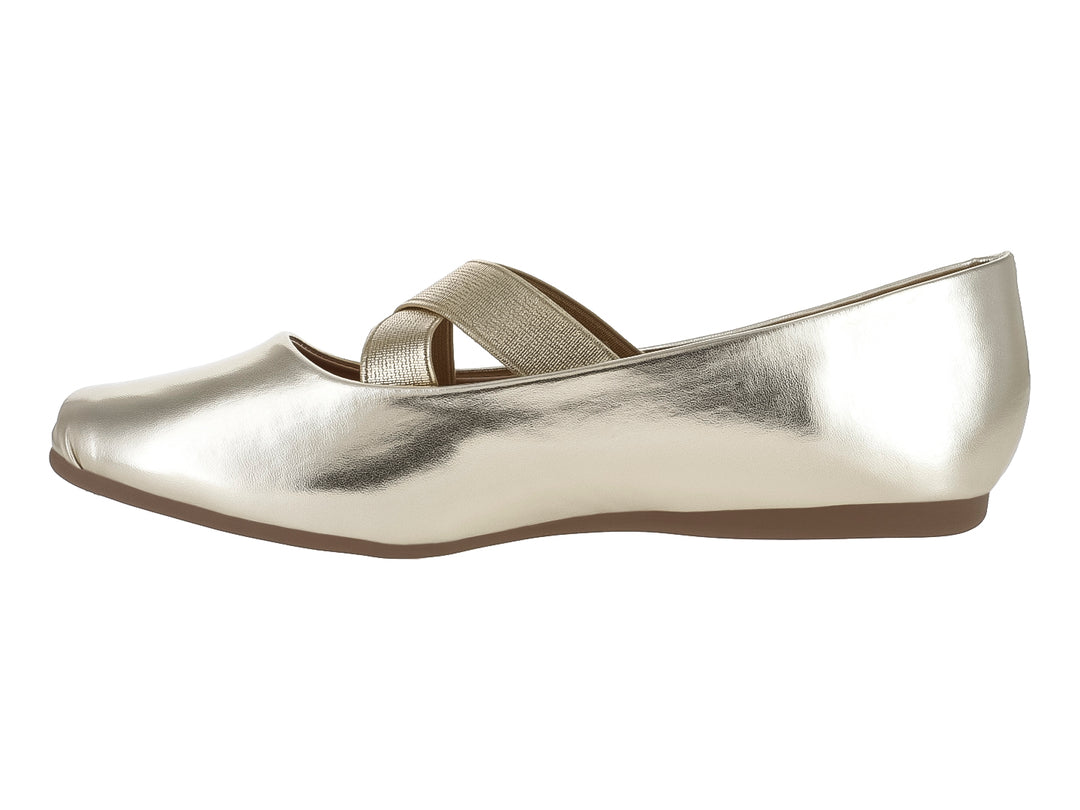Zapato plano color oro con diseño de tiras cruzadas en el empeine.