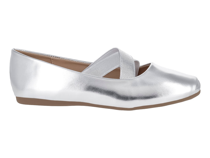 Zapato plano color plata metálico con detalle de cintas cruzadas en el empeine y suela marrón.