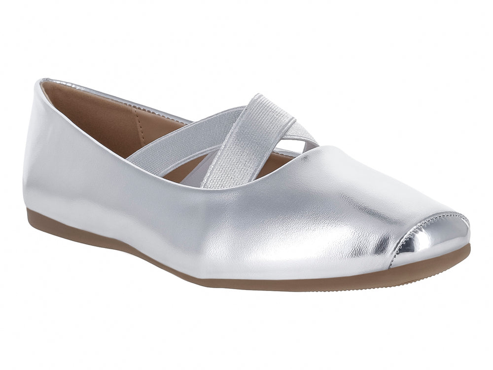 Zapato plano color plata metálico con detalle de cintas cruzadas en el empeine y suela marrón.