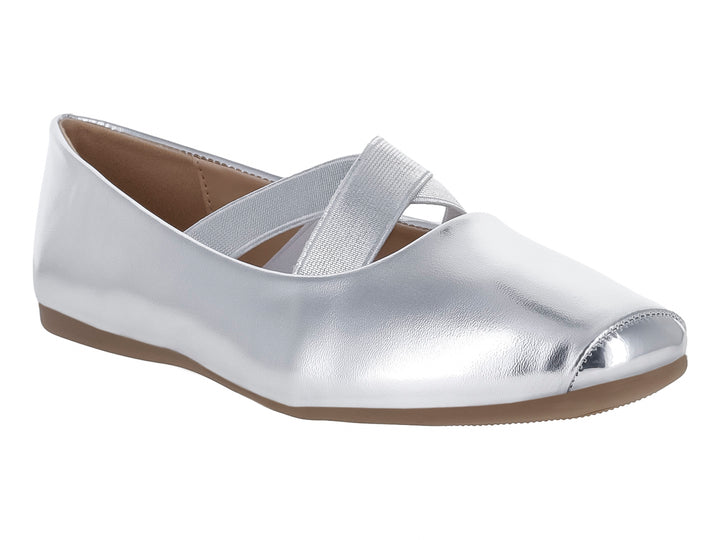 Zapato plano color plata metálico con detalle de cintas cruzadas en el empeine y suela marrón.