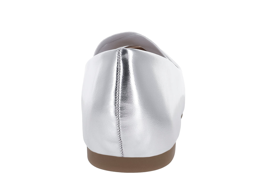 Zapato plano color plata metálico con detalle de cintas cruzadas en el empeine y suela marrón.