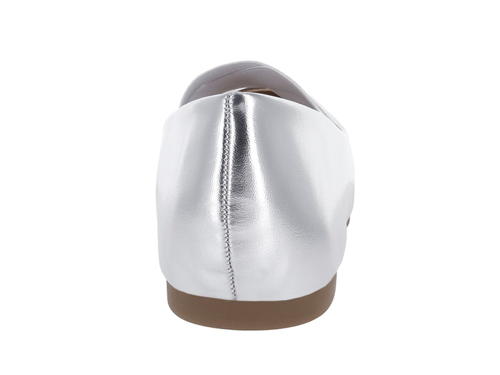 Zapato plano color plata metálico con detalle de cintas cruzadas en el empeine y suela marrón.