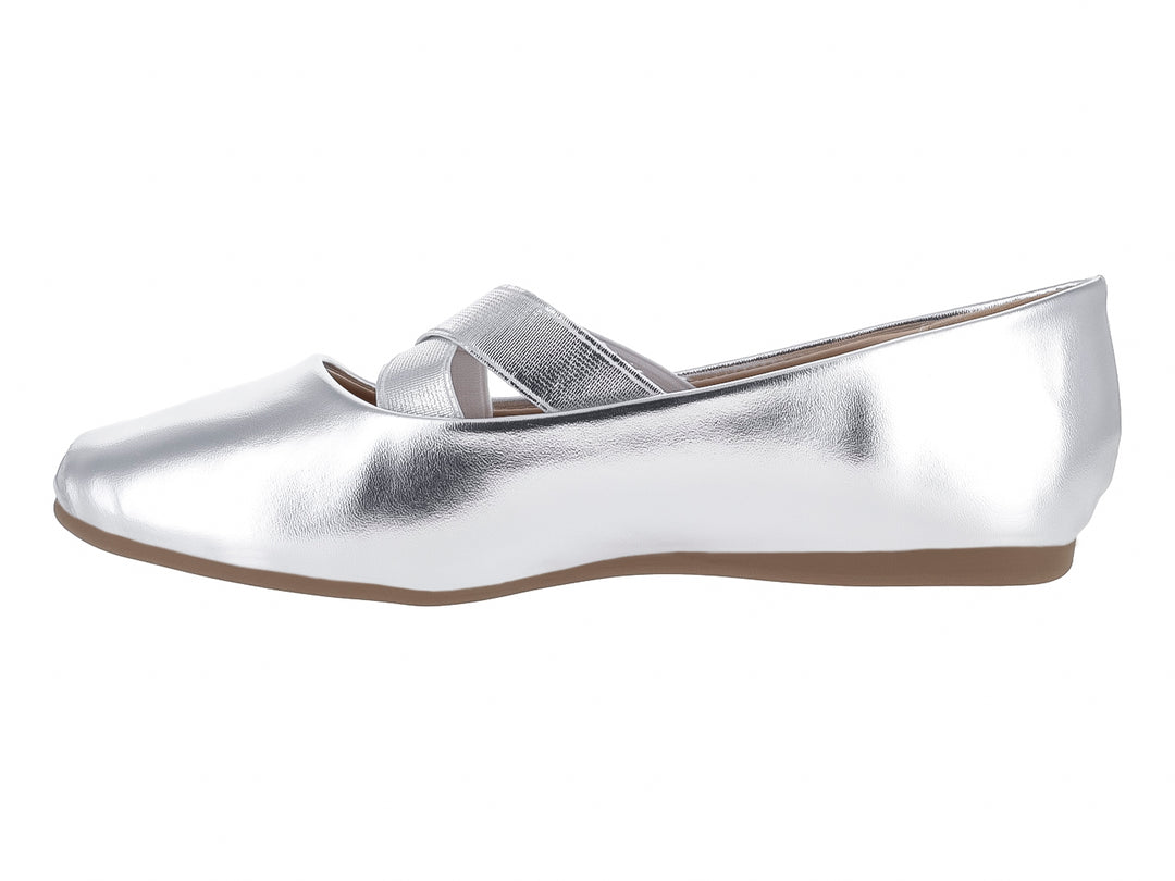 Zapato plano color plata metálico con detalle de cintas cruzadas en el empeine y suela marrón.