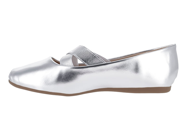 Zapato plano color plata metálico con detalle de cintas cruzadas en el empeine y suela marrón.
