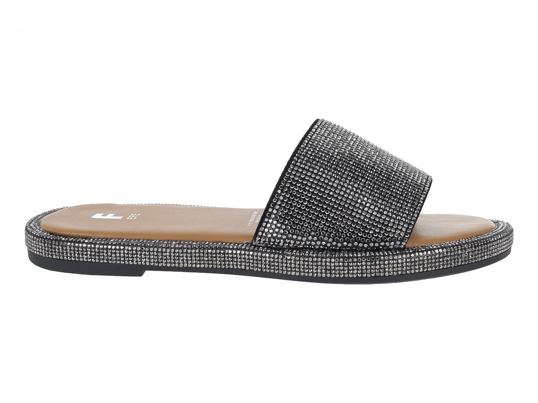 Sandalia deslizable de marca EFE en color negro con textura textil brillante y suela plana.