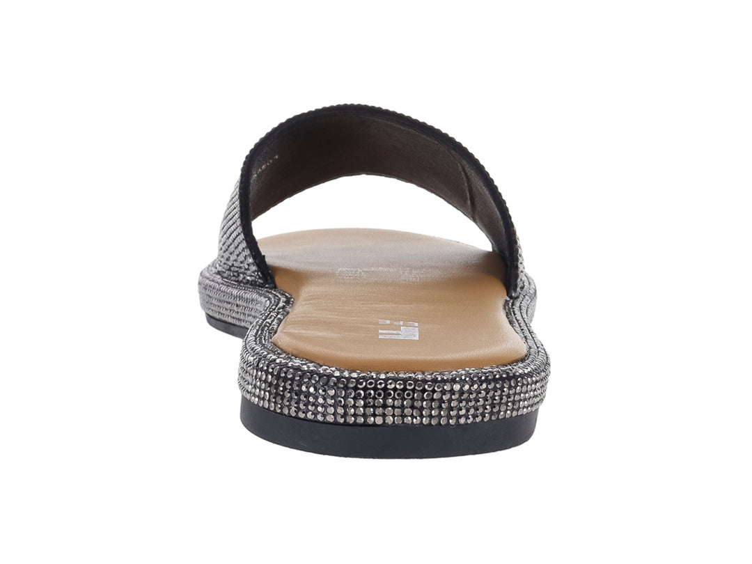Sandalia deslizable de marca EFE en color negro con textura textil brillante y suela plana.