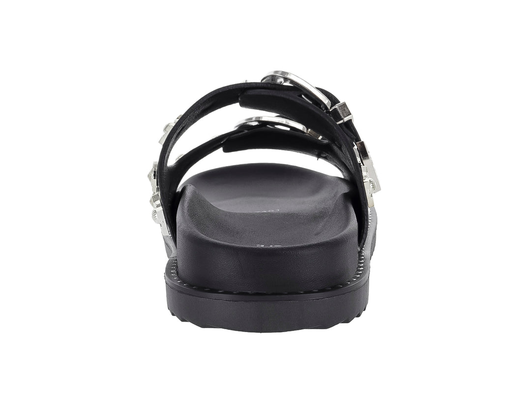 Sandalia negra para mujer con dos correas adornadas con hebillas y detalles ornamentales en color plata.