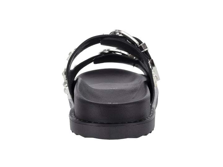 Sandalia negra para mujer con dos correas adornadas con hebillas y detalles ornamentales en color plata.