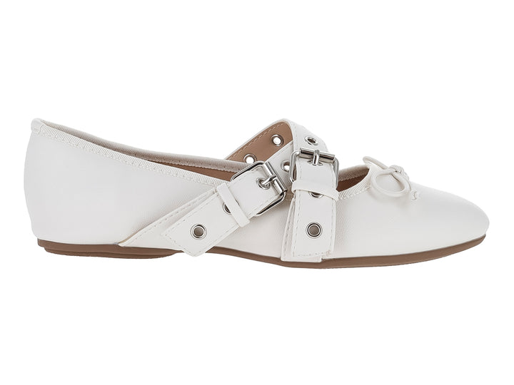 Zapato plano blanco para niña con dos correas ajustables y hebillas plateadas.