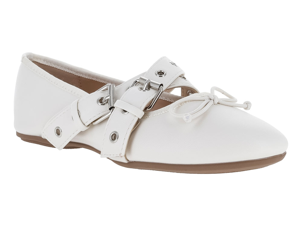 Zapato plano blanco para niña con dos correas ajustables y hebillas plateadas.