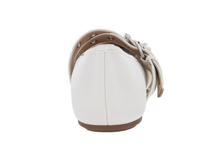 Zapato plano blanco para niña con dos correas ajustables y hebillas plateadas.