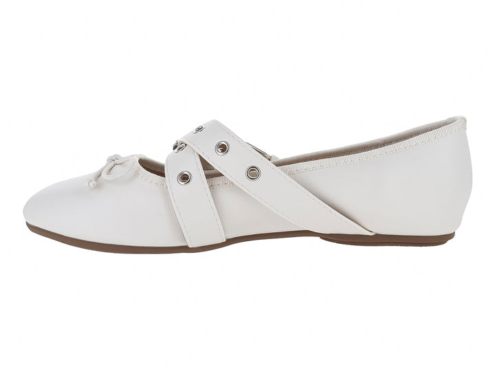 Zapato plano blanco para niña con dos correas ajustables y hebillas plateadas.