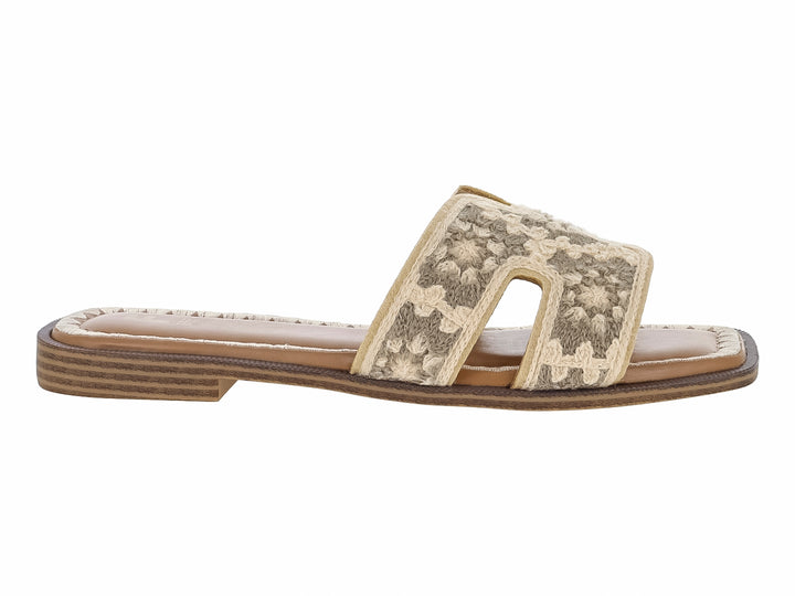 Sandalia beige con correa ancha bordada con motivos florales y suela color café.