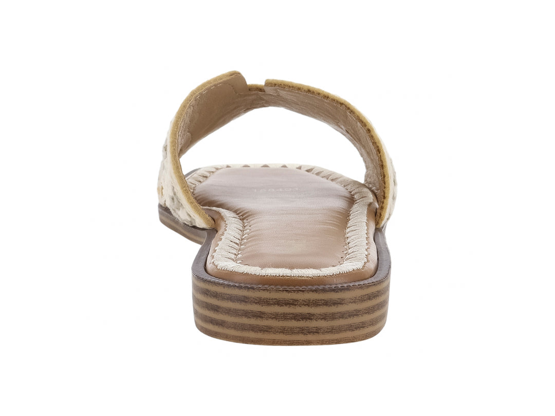 Sandalia beige con correa ancha bordada con motivos florales y suela color café.
