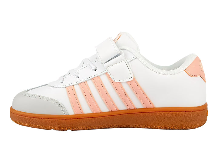 Tenis K-Swiss blancos con detalles en rosa y suela naranja, con cierre de velcro y agujetas para niños.