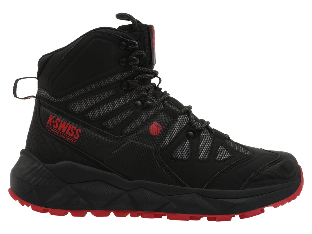 Botín deportivo K-Swiss de color negro con suela roja y detalles en rojo.