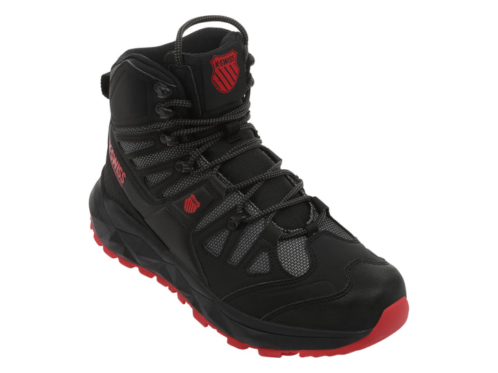 Botín deportivo K-Swiss de color negro con suela roja y detalles en rojo.