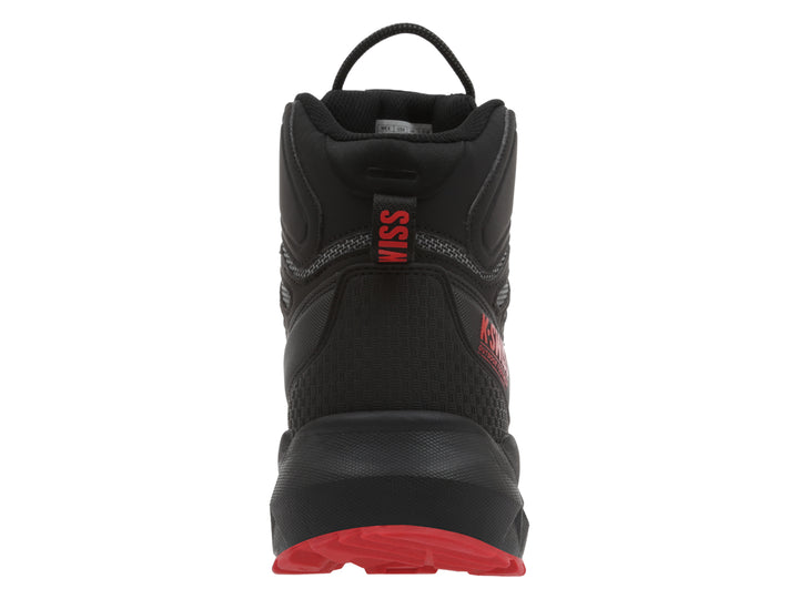 Botín deportivo K-Swiss de color negro con suela roja y detalles en rojo.