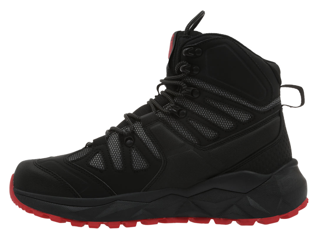 Botín deportivo K-Swiss de color negro con suela roja y detalles en rojo.