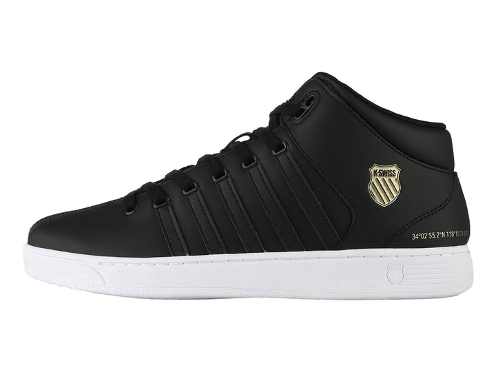 Tenis K-Swiss Court Pro Chukka color negro con suela blanca y diseño de corte alto.