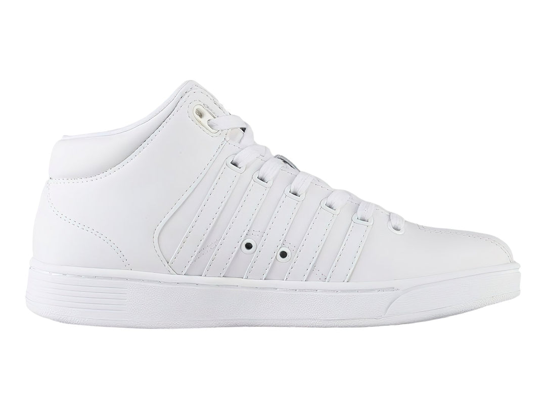 Tenis K-Swiss Court Pro Chukka en color blanco total con diseño de cuello alto y cordones.