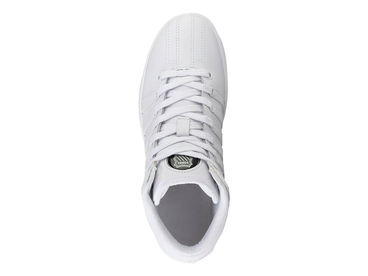 Tenis K-Swiss Court Pro Chukka en color blanco total con diseño de cuello alto y cordones.