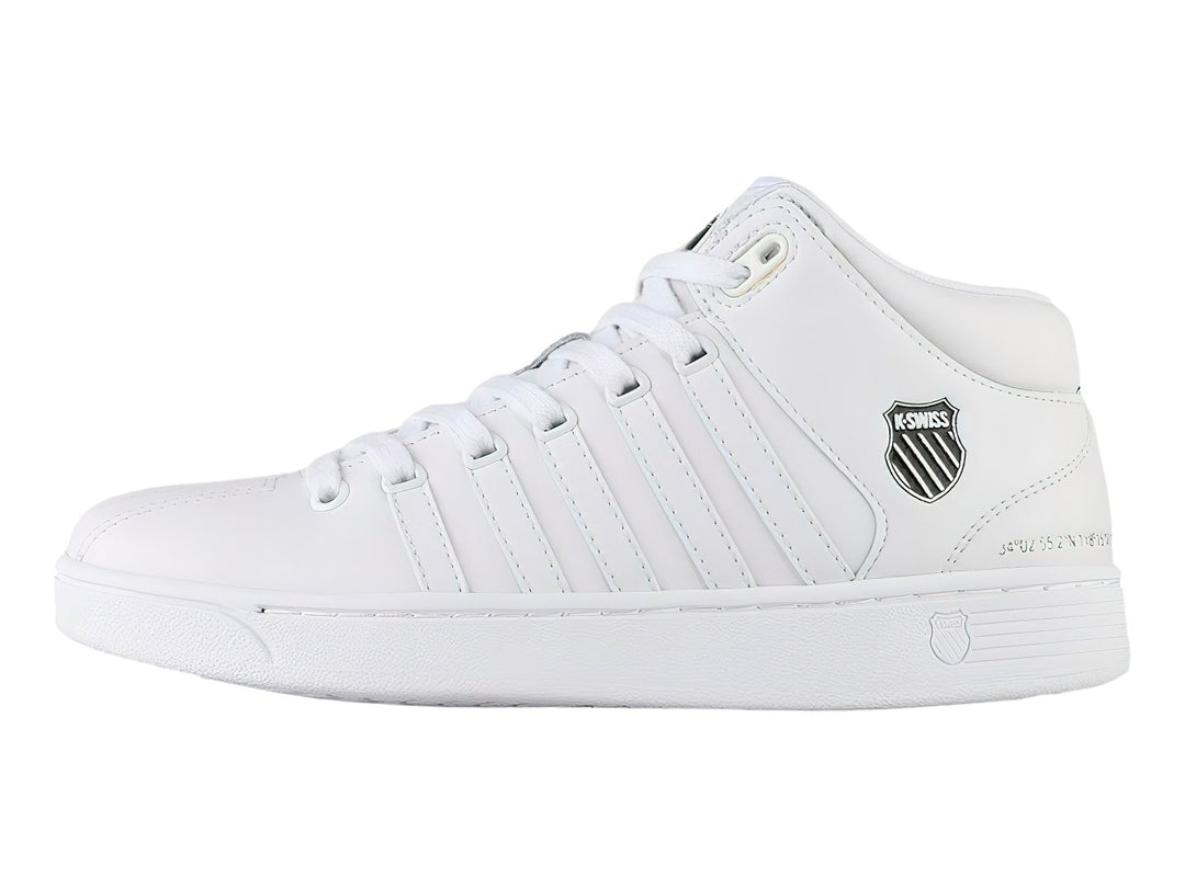 Tenis K-Swiss Court Pro Chukka en color blanco total con diseño de cuello alto y cordones.