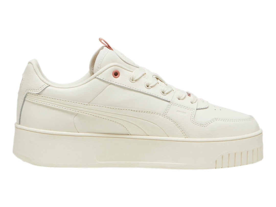 Tenis PUMA Carina Street Lux en color marfil con suela de plataforma y detalles en rosa.