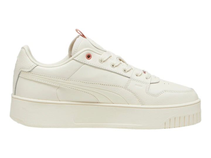 Tenis PUMA Carina Street Lux en color marfil con suela de plataforma y detalles en rosa.