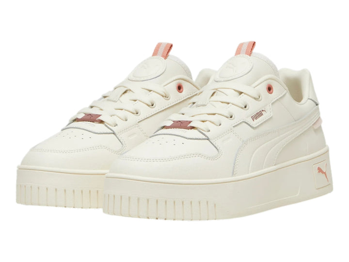 Tenis PUMA Carina Street Lux en color marfil con suela de plataforma y detalles en rosa.
