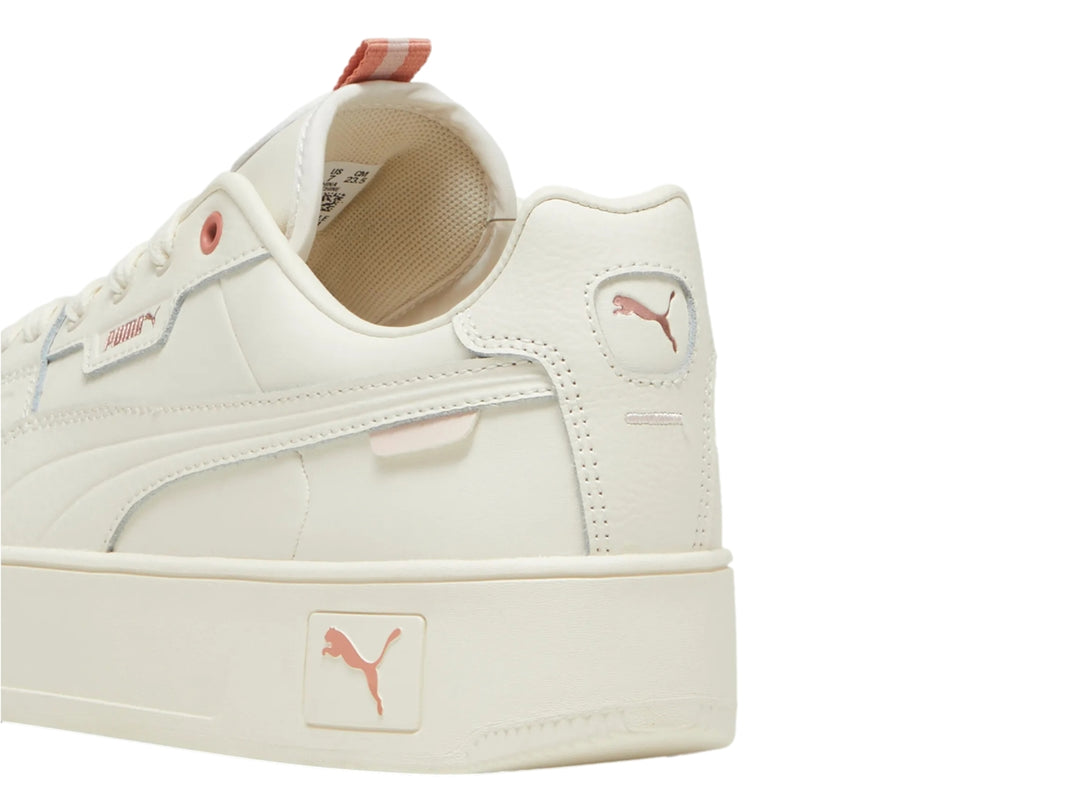 Tenis PUMA Carina Street Lux en color marfil con suela de plataforma y detalles en rosa.