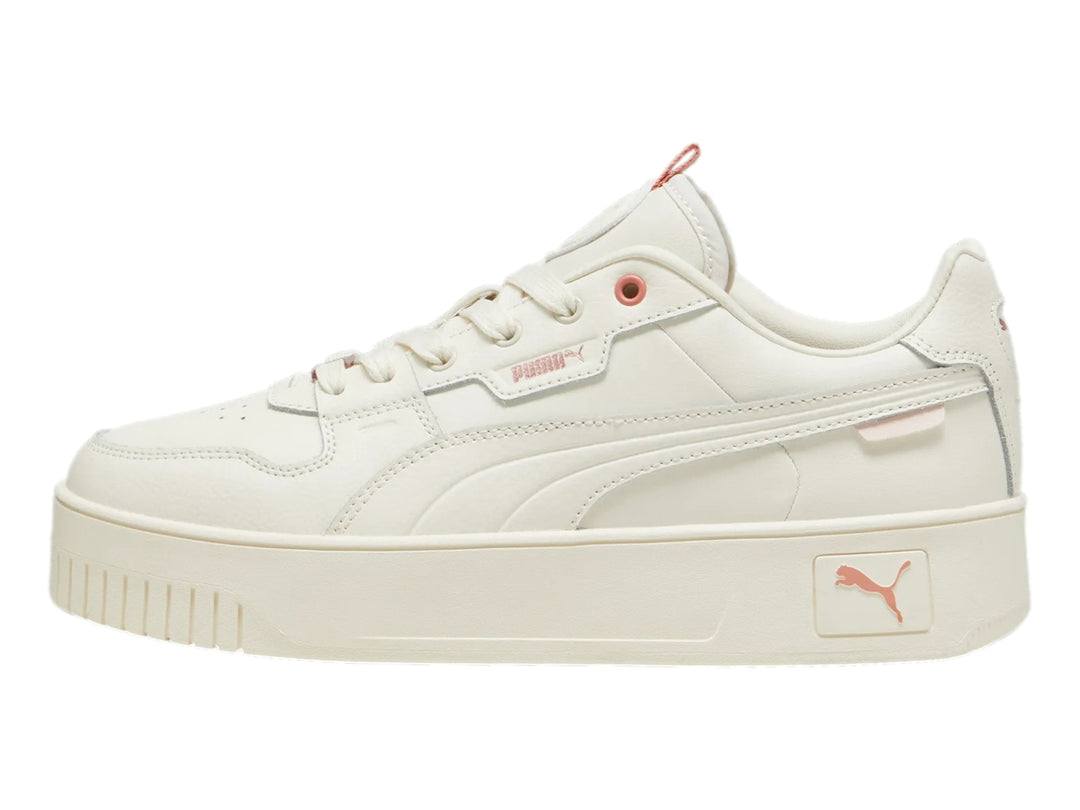 Tenis PUMA Carina Street Lux en color marfil con suela de plataforma y detalles en rosa.