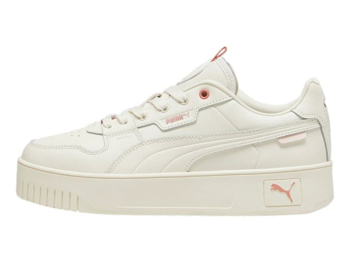 Tenis PUMA Carina Street Lux en color marfil con suela de plataforma y detalles en rosa.