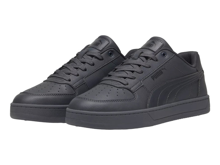 Tenis PUMA Caven 2.0 color gris oscuro con diseño monocromático y suela plana.