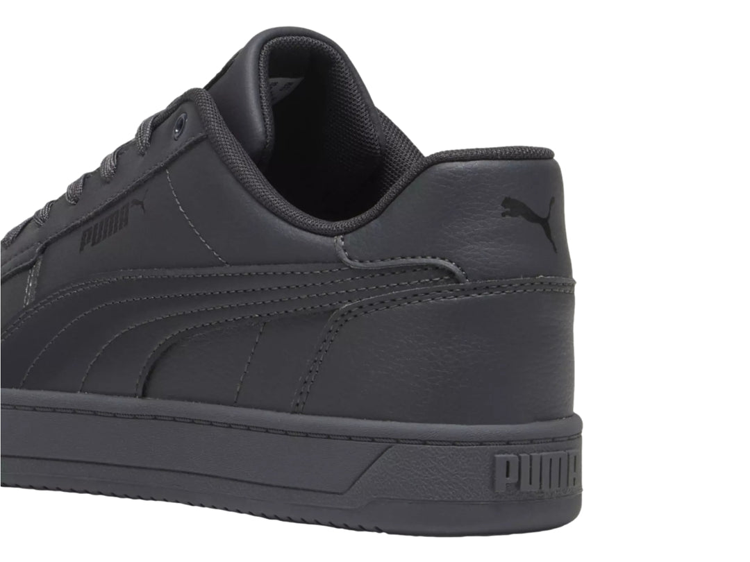 Tenis PUMA Caven 2.0 color gris oscuro con diseño monocromático y suela plana.