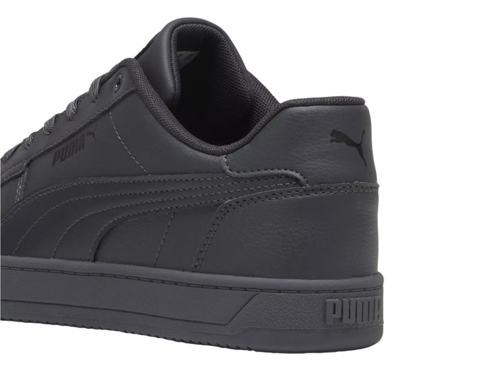 Tenis PUMA Caven 2.0 color gris oscuro con diseño monocromático y suela plana.