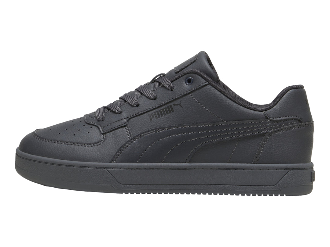 Tenis PUMA Caven 2.0 color gris oscuro con diseño monocromático y suela plana.